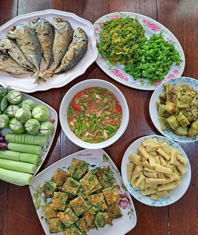 lok_thrrma's tweet photo. มื้อเที่ยงน้ำพริกกะปิ ปลาทู ทอดไข่😋😋😋กับข้าวบ้านๆ กินง่ายๆ https://t.co/XCbRryzvzi