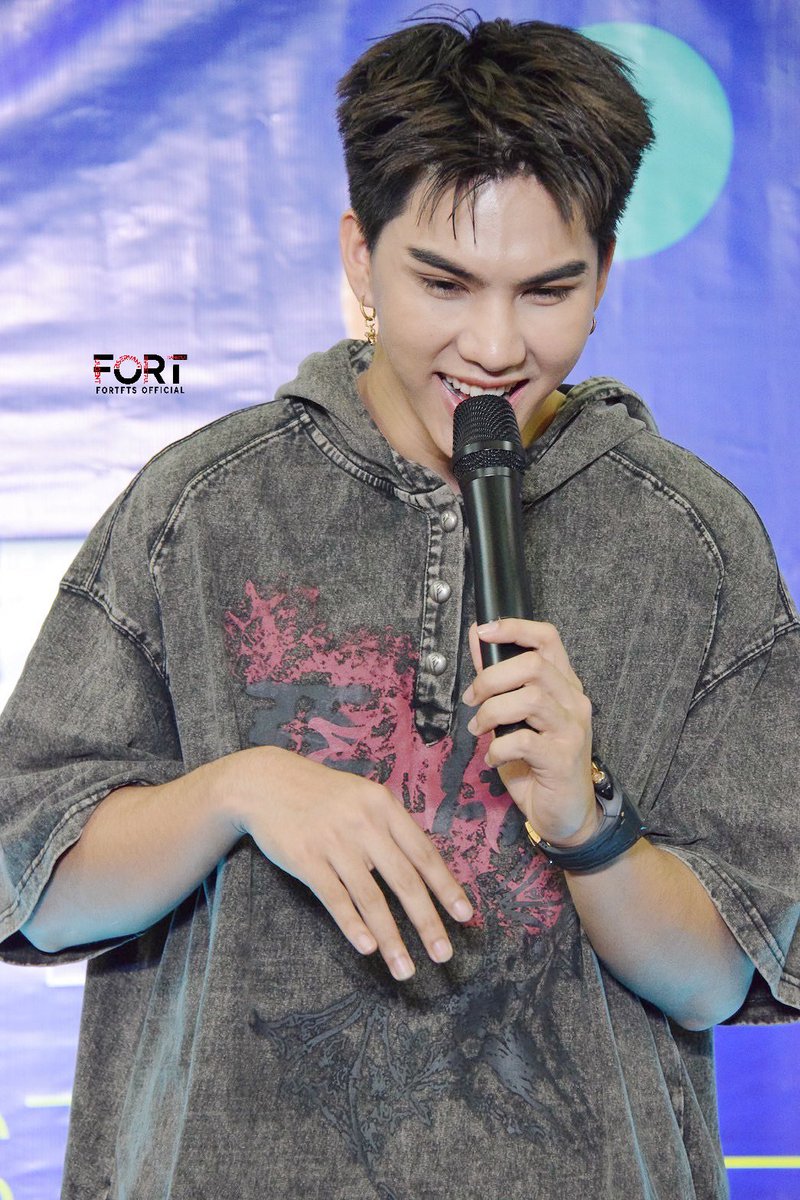FortftsOfficial's tweet photo. 250405 Roving Fox in Trang - Fort Thitipong

จริงๆแซวเก่งมาก 😂

FORT IN TRANG 

#RovingfoxXFort 
@fort_fts #FortFTS #ComeFortZon #BabyFeat https://t.co/93gYL6qq6w
