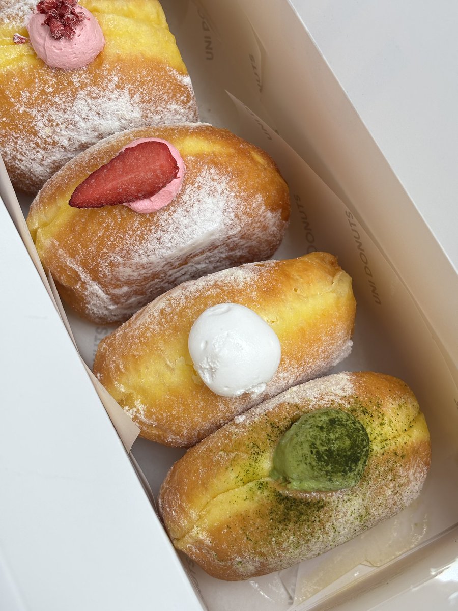viewwrs's tweet photo. 🇯🇵🍩นามะโดนัทจากญี่ปุ่น สาขาแรกในไทย UNI Donuts ส่งตรงถึงบ้านเลย โดนัทมีหลายรสน่ากินไปหมด ชิมคำแรกแป้งโดนัทคือนุ่มละมุน นิ่มกว่าโดนัททุกแบบที่เคยกินมา ไส้แน่นๆหวานน้อยอร่อยมาก ครีมคัสตาร์ดเนียนสุดๆ หรือถ้าชอบเปรี้ยวๆหวานๆต้องสตรอว์เบอร์รี่ ราสเบอร์รี่เลยอยากให้ทุกคนมาลองความอร่อยนี้🫶🏻