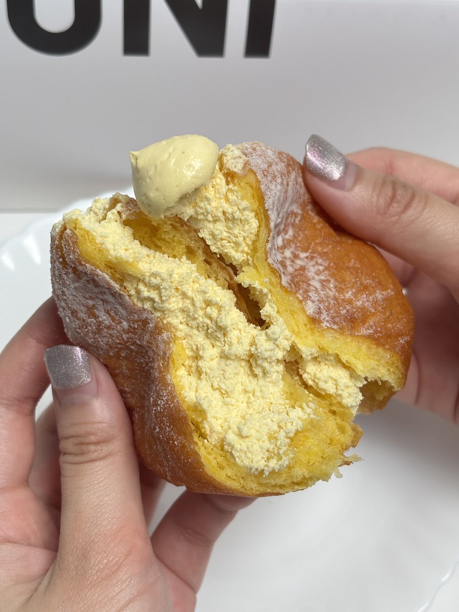 viewwrs's tweet photo. 🇯🇵🍩นามะโดนัทจากญี่ปุ่น สาขาแรกในไทย UNI Donuts ส่งตรงถึงบ้านเลย โดนัทมีหลายรสน่ากินไปหมด ชิมคำแรกแป้งโดนัทคือนุ่มละมุน นิ่มกว่าโดนัททุกแบบที่เคยกินมา ไส้แน่นๆหวานน้อยอร่อยมาก ครีมคัสตาร์ดเนียนสุดๆ หรือถ้าชอบเปรี้ยวๆหวานๆต้องสตรอว์เบอร์รี่ ราสเบอร์รี่เลยอยากให้ทุกคนมาลองความอร่อยนี้🫶🏻