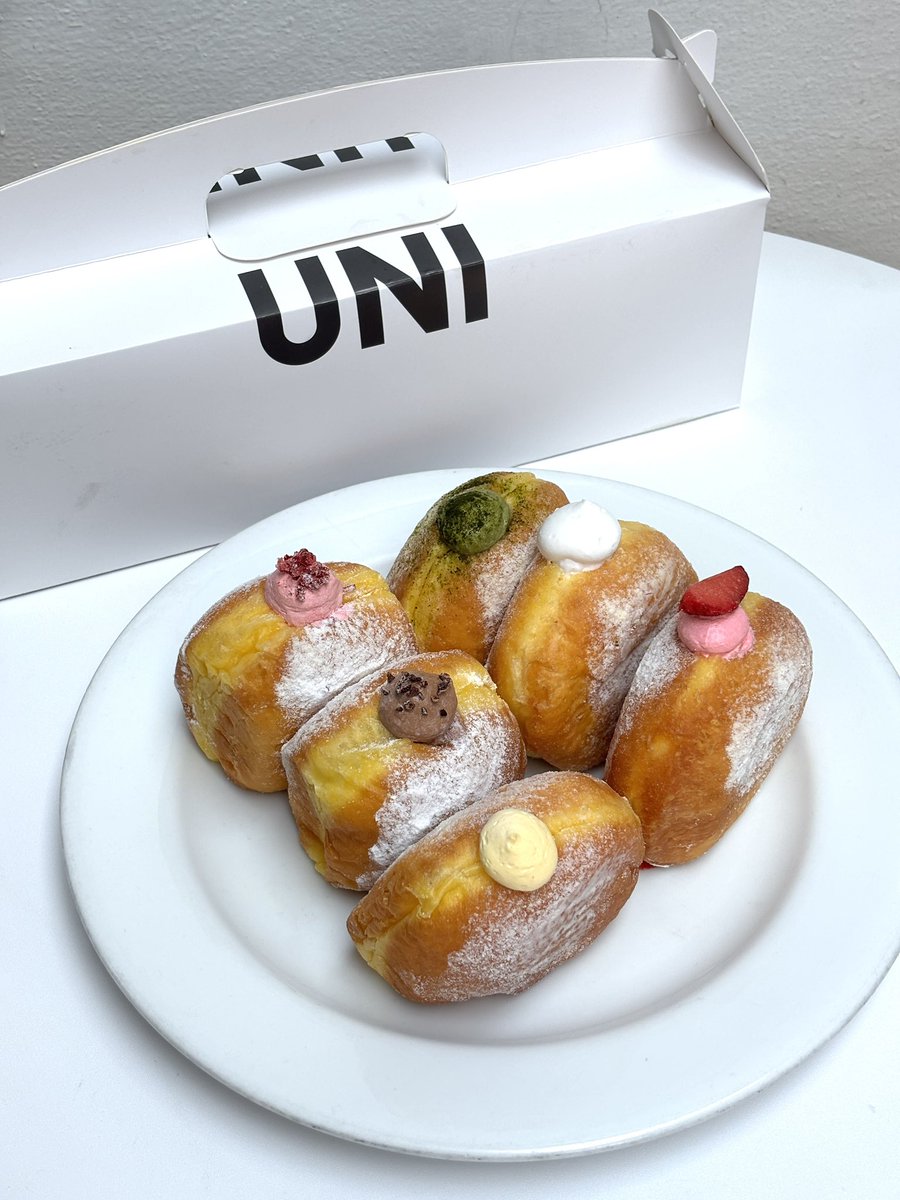 viewwrs's tweet photo. 🇯🇵🍩นามะโดนัทจากญี่ปุ่น สาขาแรกในไทย UNI Donuts ส่งตรงถึงบ้านเลย โดนัทมีหลายรสน่ากินไปหมด ชิมคำแรกแป้งโดนัทคือนุ่มละมุน นิ่มกว่าโดนัททุกแบบที่เคยกินมา ไส้แน่นๆหวานน้อยอร่อยมาก ครีมคัสตาร์ดเนียนสุดๆ หรือถ้าชอบเปรี้ยวๆหวานๆต้องสตรอว์เบอร์รี่ ราสเบอร์รี่เลยอยากให้ทุกคนมาลองความอร่อยนี้🫶🏻