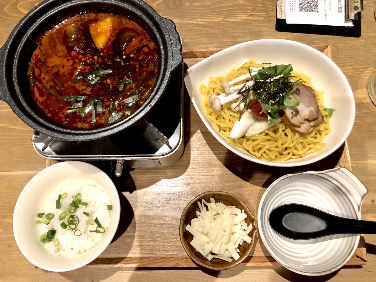 itosizu's tweet photo. まるで減量する気配を見せない俺の3桁体重を支える外食たち。痩せたいけど我慢は禁物という言い訳の産物さ。
ミートソース #KnotNo3
トマトつけ麺 #うめだ商店
上うな重竹 #うなぎの成瀬
肉そば大盛り #田中そば店三郷店 https://t.co/wIbCI4e7JG