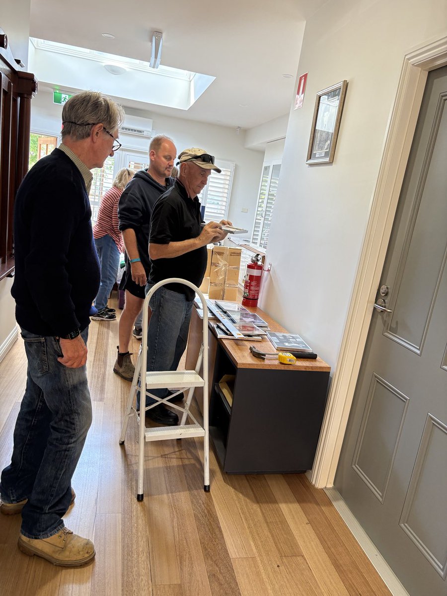 CLAN_AU's tweet image. Huge thanks to Robert Mary Kris &amp;amp; Warren they turned up at AOM Geelng to help unpack boxes &amp;amp; boxes 
Lenny, Warren &amp;amp; Robert hung the pollie patrons portraits on the wall 
The grey couch on it’s last day in the social room 
Thank you CLAN volunteers 💙💛
#OurHistoryMatters
