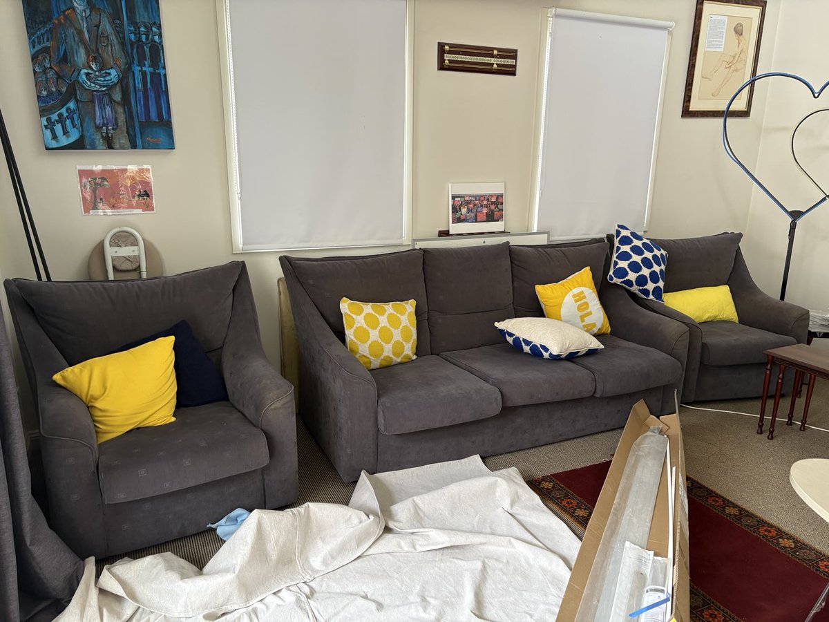 CLAN_AU's tweet image. Huge thanks to Robert Mary Kris &amp;amp; Warren they turned up at AOM Geelng to help unpack boxes &amp;amp; boxes 
Lenny, Warren &amp;amp; Robert hung the pollie patrons portraits on the wall 
The grey couch on it’s last day in the social room 
Thank you CLAN volunteers 💙💛
#OurHistoryMatters