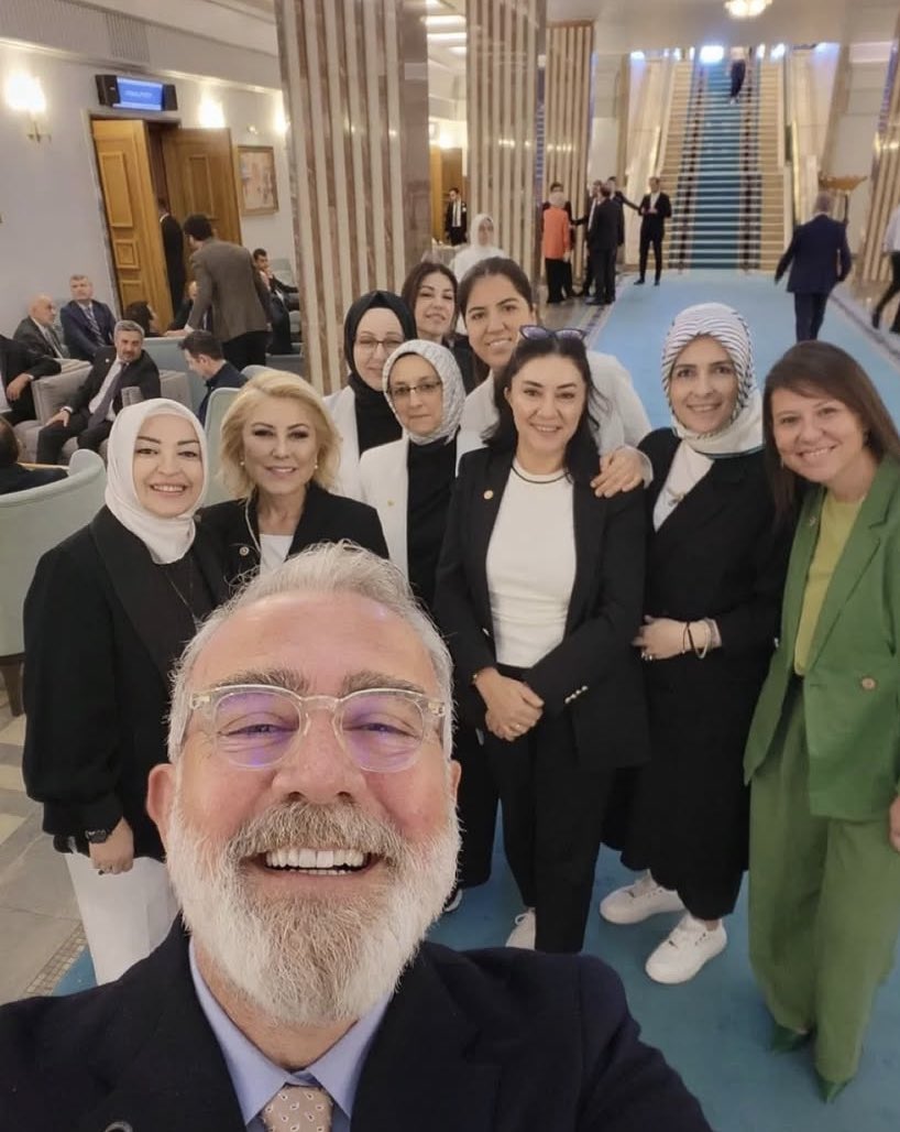 damlaakcay's tweet photo. @bulentmumay Katliam yasasını geçirdikten sonra sırıtarak verdikleri bu poz hafızalarımıza kazındı hatırlarsanız. Bu karede arka sıradaki uzun boylu at kuyruklu kadın Derya Ayaydın. Asıl bunun için ipekyol, twist, machka boykot! https://t.co/7QUM7aKw9V
