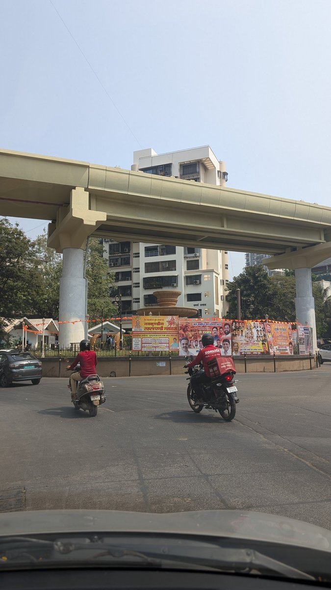 mrMainra's tweet photo. @mybmc @AndheriLOCA @MTPHereToHelp 

यह लोखंडवाला चौराहा है। इसका कुछ महीने पहले ही उद्घाटन हुआ था। गिनती के कुछ दिन हमने इसमें लगे खूबसूरत फव्वारे को देखा होगा। ज्यादातर वक्त यह अवैध होर्डिंग्स लगाने के लिए सबसे बढ़िया जगह है। 😂😂😂

#ShameOnYou https://t.co/GkErEFvcRc