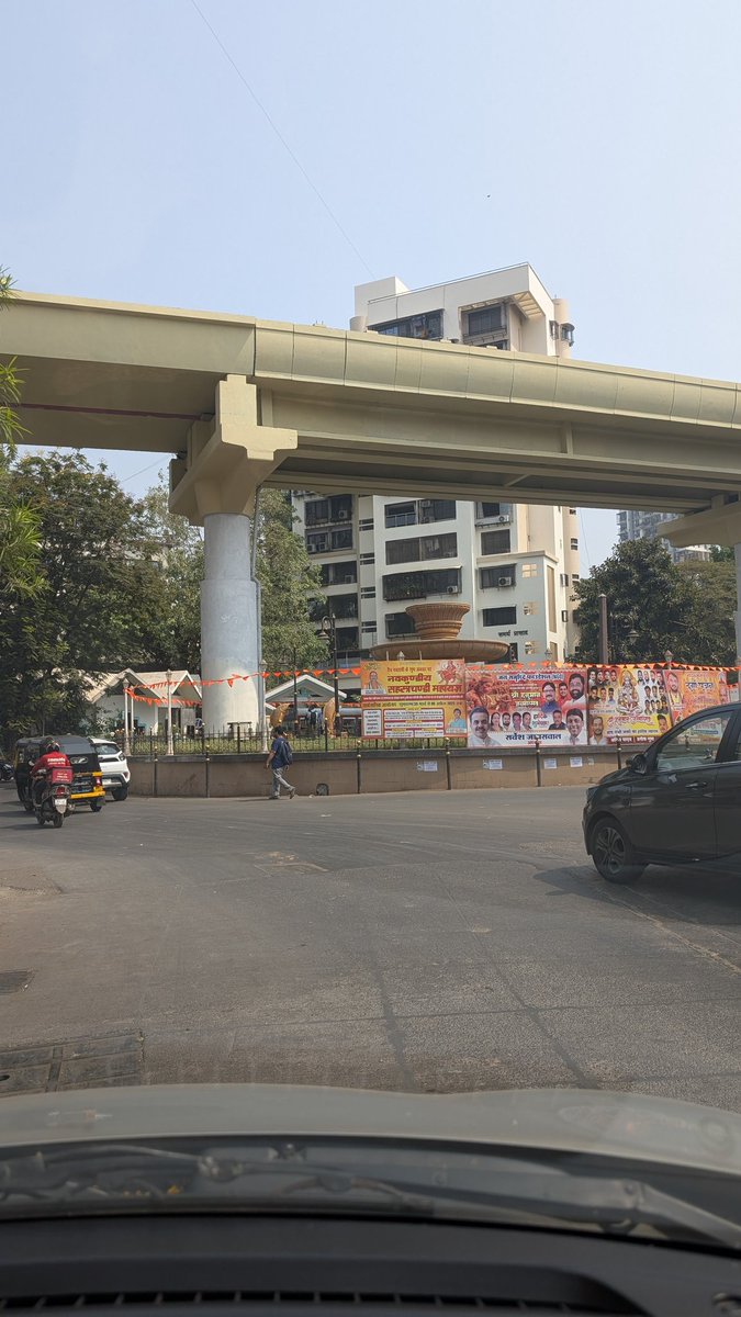 mrMainra's tweet photo. @mybmc @AndheriLOCA @MTPHereToHelp 

यह लोखंडवाला चौराहा है। इसका कुछ महीने पहले ही उद्घाटन हुआ था। गिनती के कुछ दिन हमने इसमें लगे खूबसूरत फव्वारे को देखा होगा। ज्यादातर वक्त यह अवैध होर्डिंग्स लगाने के लिए सबसे बढ़िया जगह है। 😂😂😂

#ShameOnYou https://t.co/GkErEFvcRc