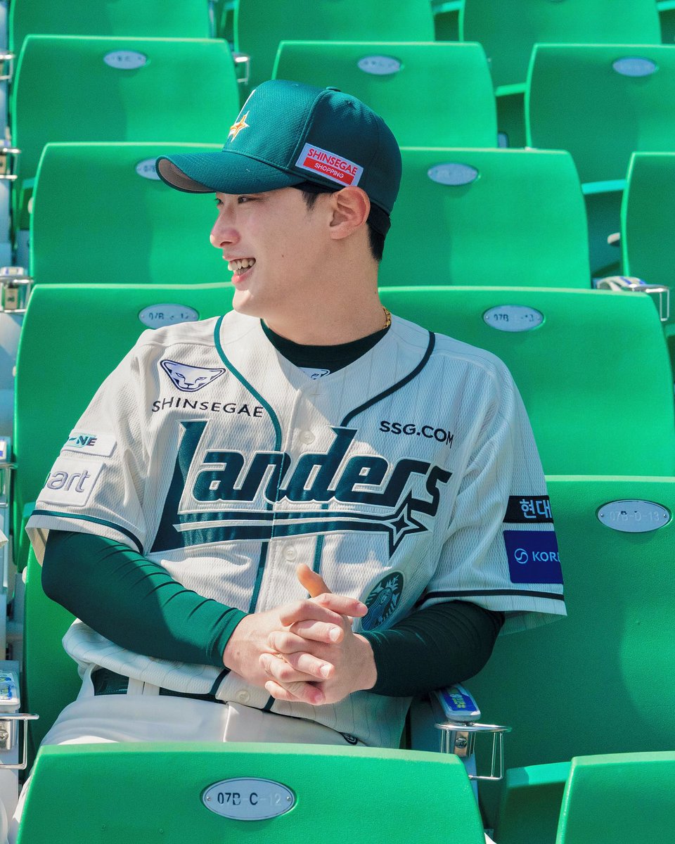 스벅니폼 ㅈㅉ 감다살의 결정체인게
디자인? 존예
모델 픽 후니하니 진짜 이거지예
사진은 진짜 문학에서 뽑을 있는 최고로 아름다운 색감