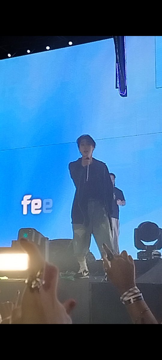 seowifee98's tweet photo. @zwolfchan O pixel deles interagindo comigo vale? https://t.co/qjAC14leBE