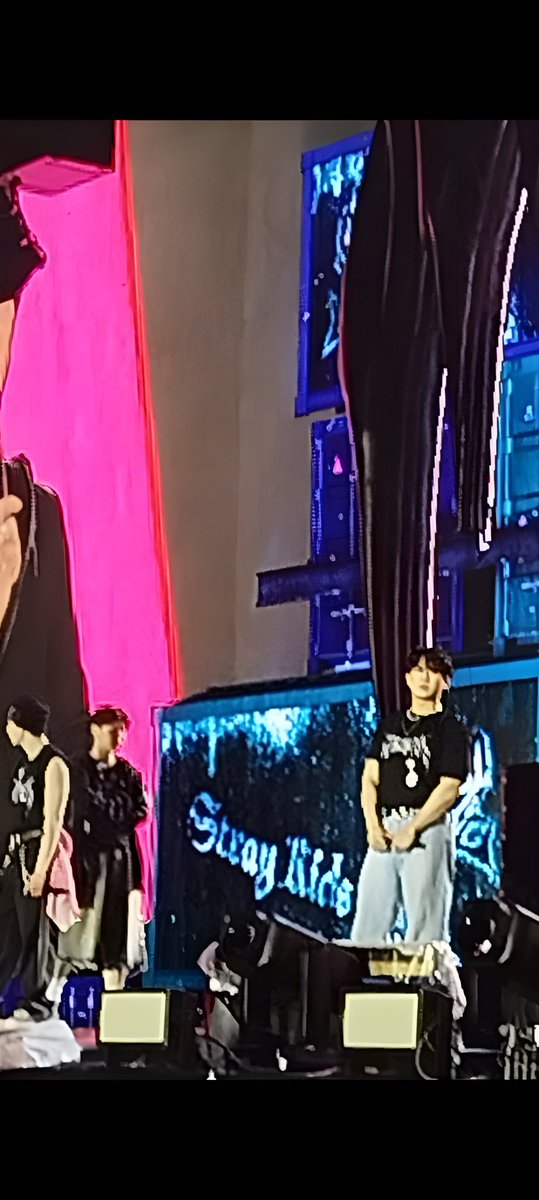 seowifee98's tweet photo. @zwolfchan O pixel deles interagindo comigo vale? https://t.co/qjAC14leBE