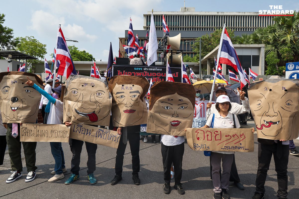 thestandardth's tweet photo. “ต้องยกเลิกเท่านั้น” ผู้ชุมนุมรวมพลหน้ารัฐสภา ต้าน Entertainment Complex แม้ถู��เลื่อนการพิจารณาออกไป

กลุ่มเครือข่ายนักศึกษาประชาชนปฏิรูปประเทศไทย (คปท.), ศูนย์รวมประชาชนปกป้องสถาบัน (ศปปส.) และกองทัพธรรม นำ��ดย พิชิต ชัยมงคล แกนนำ คปท. และ จตุพร พรหมพันธุ์ วิทยากรคณะหลอมรวมประชาชน นัดรวมตัวกันที่โรงเรียนราชินีบน เขตดุสิต ก่อนเคลื่อนมวลชนมายังอาคารรัฐสภา เพื่อรวมพลังหยุดร่างพระราชบัญญัติ (พ.ร.บ.) การประกอบสถานบันเทิงครบวงจร หรือ Entertainment Complex และปกป้องประเทศชาติ

ภาพ: ฐานิส สุดโต

#EntertainmentComplex 
#เอ็นเตอร์เทนเมนต์คอมเพล็กซ์