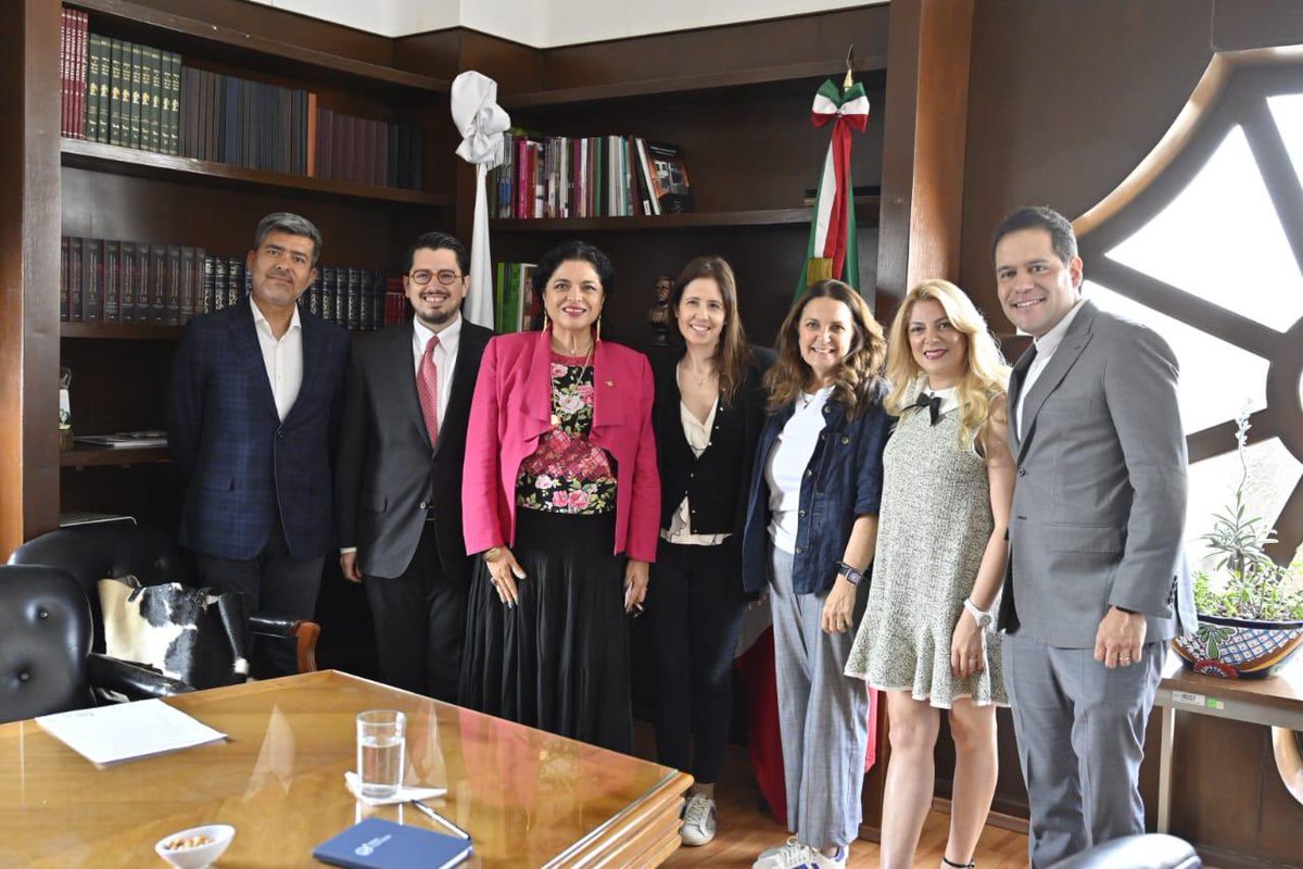 alefrausto's tweet photo. Me reuní con Joana Almeida e Souza y Daleen Buter, directivas de @AmazonMGMStudio.

Gracias querida @csanchezarmas, Directora de @motionpictures Latinoamérica, y @carlesmonroy por propiciar tan importante encuentro, junto con @carlosmartinezv @fmpt_cdmx.

El interés por la Ciudad de México como destino fílmico y turístico es cada vez más grande. 💪🏼