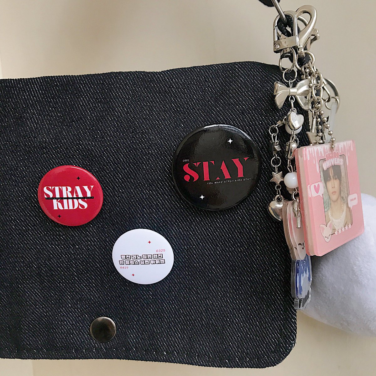 [HELP RT]
Interest Check✨

Hi STAY aku mau jual Stray Kids Badge Set ini limited qty, open link co 25 April 2025 nanti☝🏻🥰
Harga 3.500/set dapet 3pcs sesuai gambar, excl adm 7.5% jadi nominal co 3.784 yaa.

Yang mau ditag boleh drop usernya ya🤏🏻