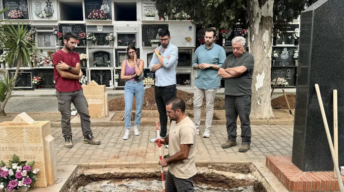 PSOEmalaga's tweet image. ✊🌹 #Campillos exhumará una de las fosas comunes halladas el pasado verano en su cementerio.

👉 Estas pertenecen al periodo de la Guerra Civil y se estima que pueden acoger los restos de un centenar de personas.

malagahoy.es/provincia/camp…

#MemoriaDemocrática