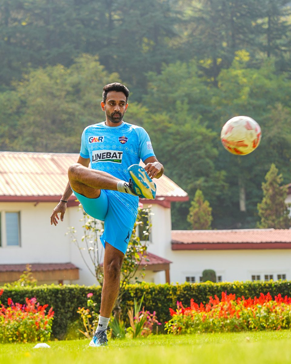 𝐃𝐡𝐚𝐰𝐚𝐥 𝐊𝐮𝐥𝐤𝐚𝐫𝐧𝐢 👉 Creating magic with his feet now 😉💫

#RukengeNahi #LegendsAssemble