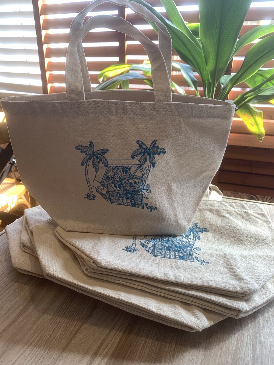 1971EnaRd's tweet photo. 新商品
オリジナルTシャツ👕
トートバック👜
完成です🎊
Tシャツ2800円
バック1500円

遊びにしてください
お待ちしてます😊

#アップルパイ #ミートパイ
#アメリカンパイ
#ハワイ #オアフ
#ワイキキ #エナロード
#霞ヶ浦 #筑波山
#つくば市 #土浦市
#雑貨 #カフェ
#ハンバーガー
#Tシャツ https://t.co/QwN4F9FIGh