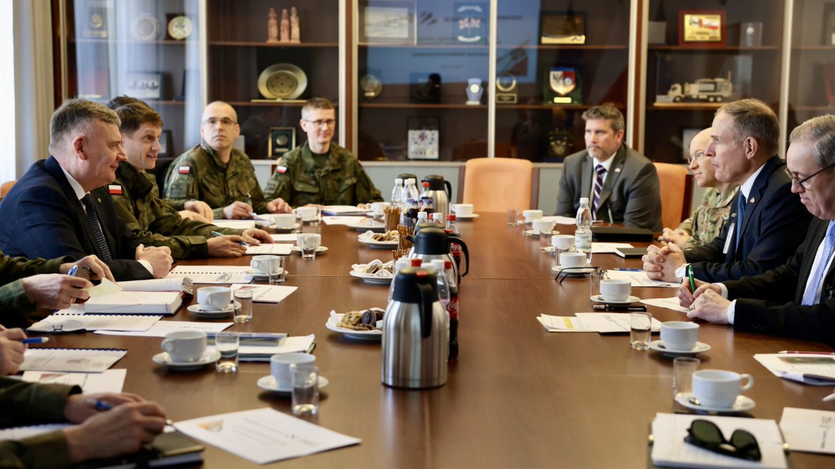 MON_GOV_PL's tweet photo. 8 kwietnia 2025 r., w Ministerstwie Obrony Narodowej odbyło się spotkanie Sekretarza Stanu w Ministerstwie Obrony Narodowej, @pawelbejda, z Prezesem Zarządu General Dynamics Land Systems, Davidem Paddockiem. Rozmowy stanowiły ważny krok w procesie pogłębiania współpracy między Polską a Stanami Zjednoczonymi w zakresie modernizacji technicznej Sił Zbrojnych 🇵🇱.
-
📄 https://t.co/4h18NYAl8j