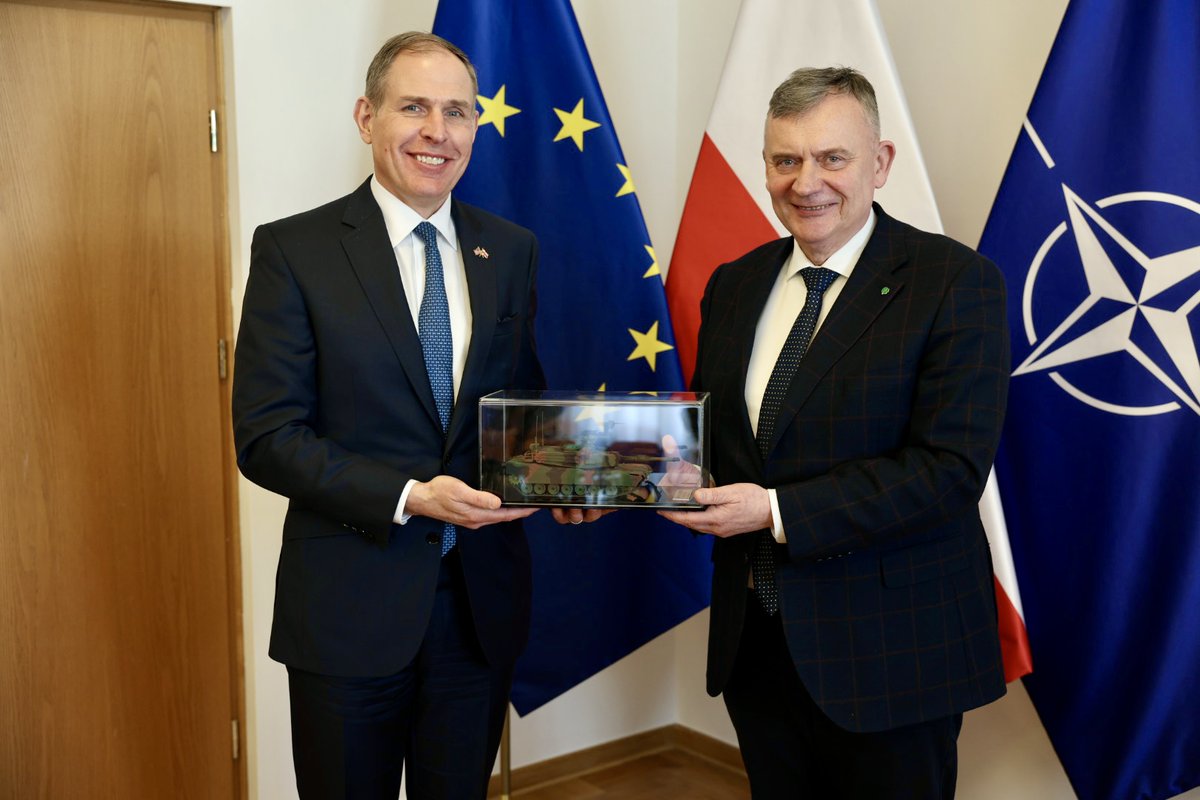 MON_GOV_PL's tweet photo. 8 kwietnia 2025 r., w Ministerstwie Obrony Narodowej odbyło się spotkanie Sekretarza Stanu w Ministerstwie Obrony Narodowej, @pawelbejda, z Prezesem Zarządu General Dynamics Land Systems, Davidem Paddockiem. Rozmowy stanowiły ważny krok w procesie pogłębiania współpracy między Polską a Stanami Zjednoczonymi w zakresie modernizacji technicznej Sił Zbrojnych 🇵🇱.
-
📄 https://t.co/4h18NYAl8j