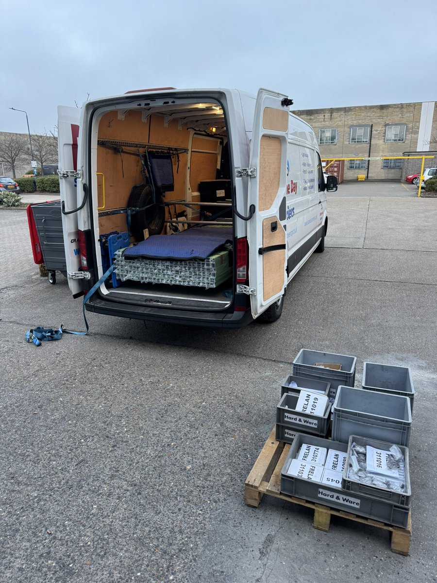 SameDayCoventry's tweet image. Unloaded the loose trays onto a pallet in #Mitcham, adjusted my restraining bars, got my straps ready, just waiting for the customer to arrive now to load me with a #backload for #Birmingham later today. 🚚