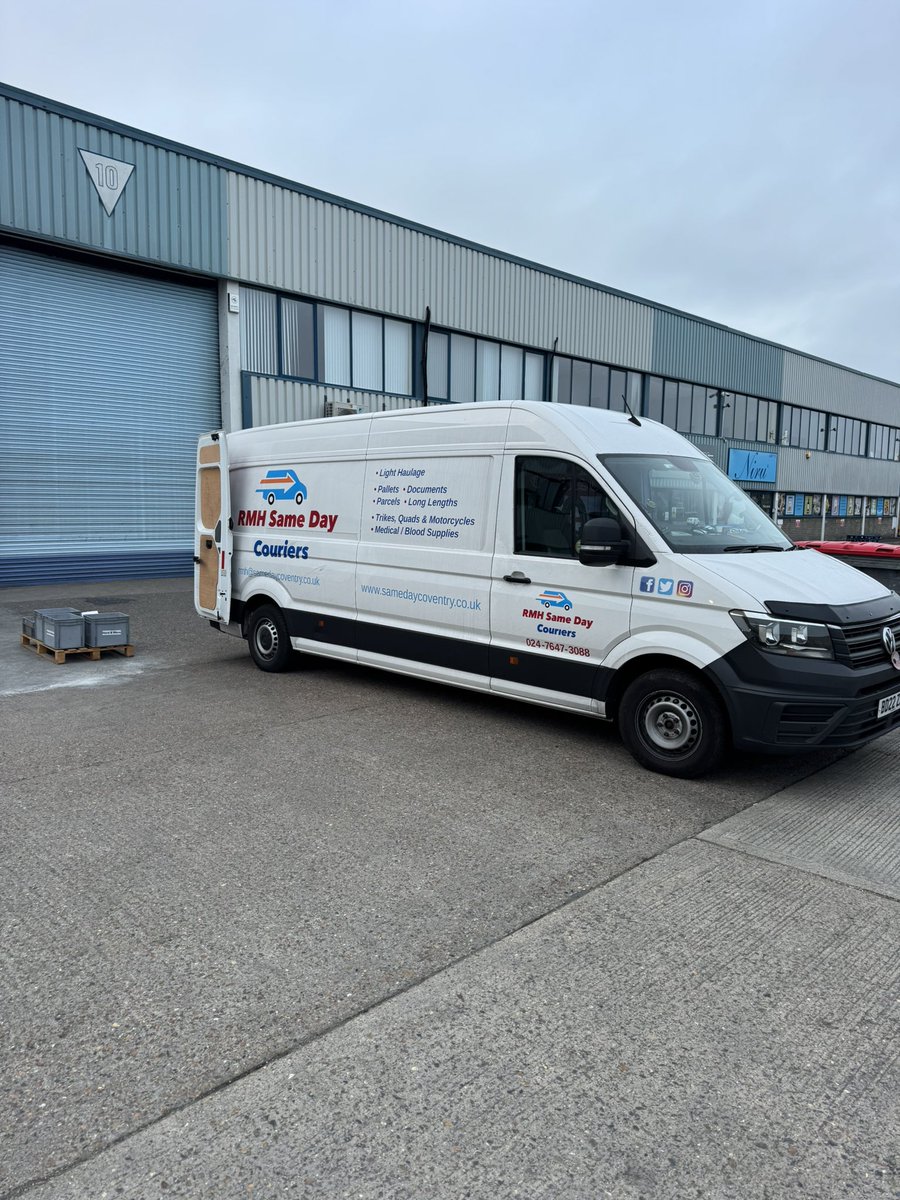 SameDayCoventry's tweet image. Unloaded the loose trays onto a pallet in #Mitcham, adjusted my restraining bars, got my straps ready, just waiting for the customer to arrive now to load me with a #backload for #Birmingham later today. 🚚