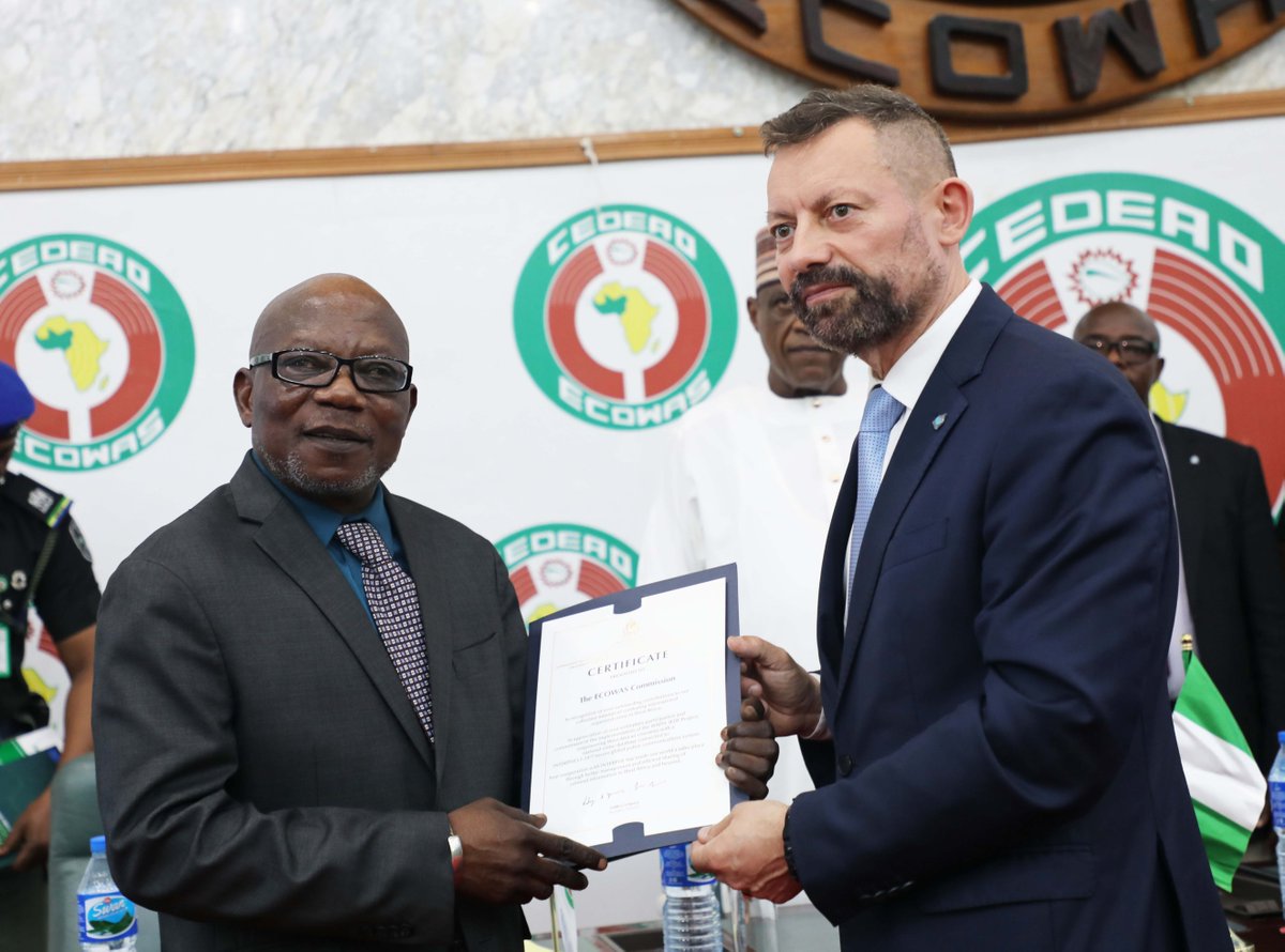 ECOWASdevparcel's tweet photo. Le 8 avril 2025, la Communauté économique des États de l'Afrique de l'Ouest (CEDEAO) a officiellement remis le Système d'information de police de l'Afrique de l'Ouest (WAPIS) aux autorités nationales et régionales.  https://t.co/7glONau6h5
#newblogpost https://t.co/38HKhkdbIN