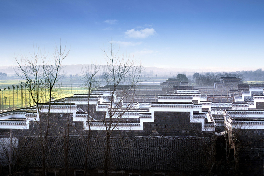 Wangshan Tuku, a hidden gem in Nanchang’s Xinjian District, was built in around 1821. Blending Qing Dynasty palace style with Jiangxi architecture, it is one of China’s largest surviving residential complexes, showcasing exquisite craftsmanship and rich heritage.