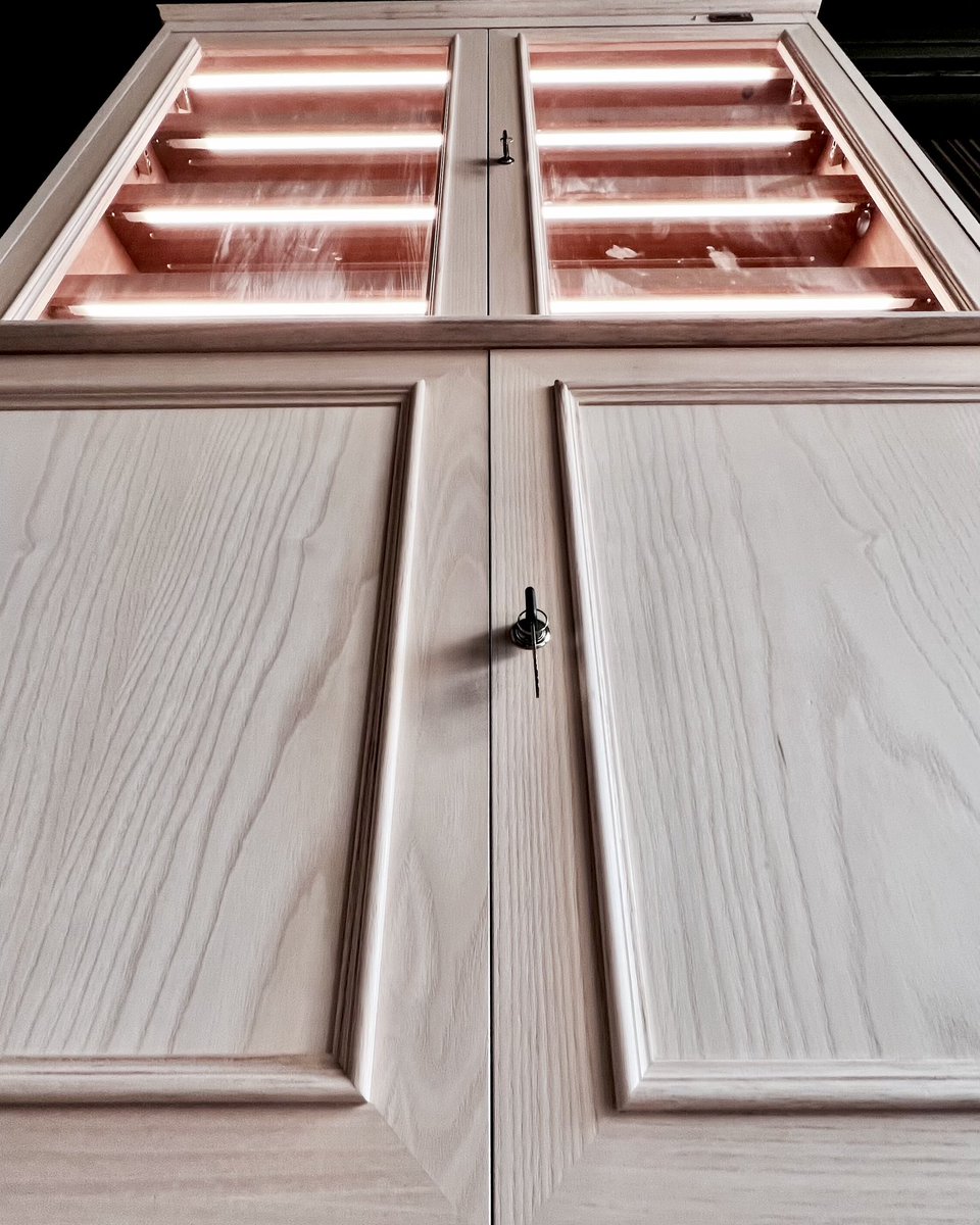 HumidoresWacota's tweet photo. Humidor Brisa en acabado roble, con luz led interior y humificación electrónica. Espléndido, ¿verdad?
#HumidoresWacota #CigarHumidor #Habanos #Cigaraficionado #premiumhumidor #humidor #BrisaHumidor #largehumidor #showcasehumidor https://t.co/HIxZGpoFiB