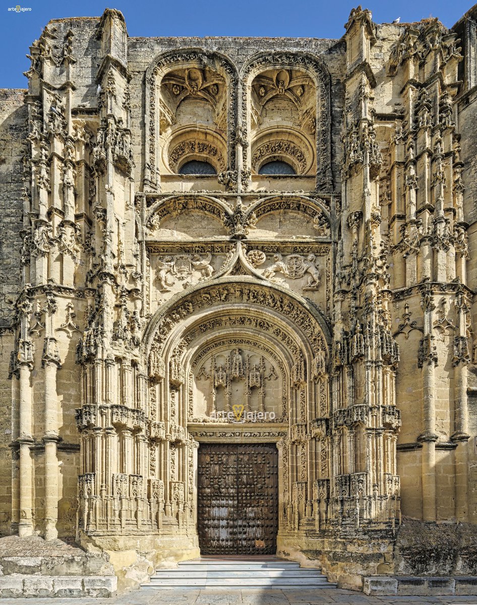 Basílica de Santa María de la Asunción, Arcos de la Frontera (Cádiz, Andalucía). Esta impresionante fachada, finalizada en el año 1520, representa a la perfección la evolución del final del Gótico al Renacimiento
#FelizMiercoles #BuenosDias #photograghy