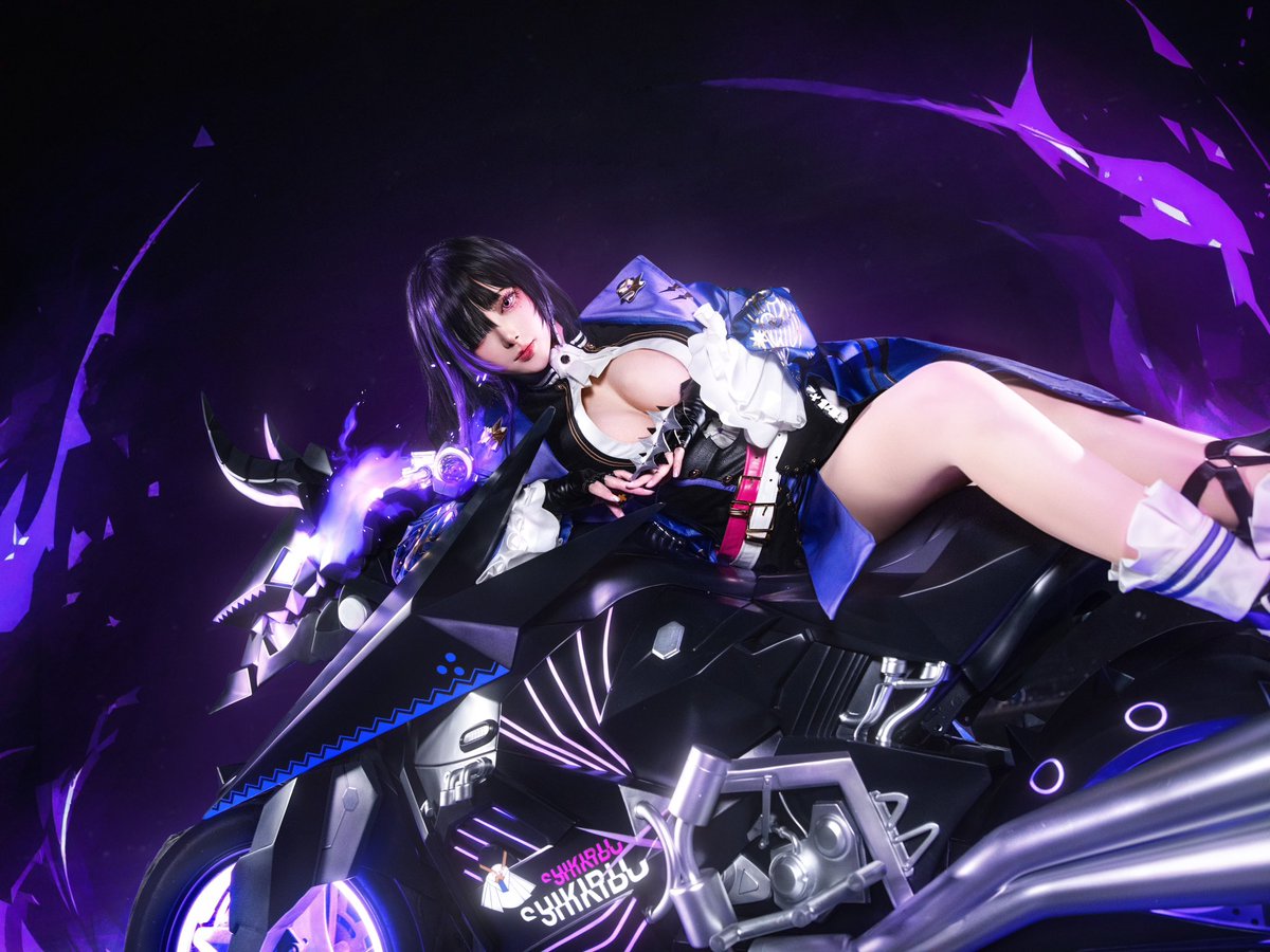 新作ゲーム #チェイシング・カレイドライダー のキャラクター紫式部のコスプレをさせていただきました🌸

神秘的な雰囲気をを持つお姉さんですが、ちょっぴりいたずらな一面もあります〜ぜひ彼女の姿にご注目ください！
https://t.co/dti3GqC2Ht

#カレイド
#紫式部 https://t.co/jP6H7qXcsq