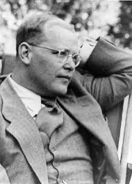 „Von guten Mächten wunderbar geborgen, erwarten wir getrost, was kommen mag.“ Dietrich Bonhoeffer wurde vor 80 Jahren von den Nazis ermordet. Sein Vermächtnis: Mut, Gewissen und Verantwortung.