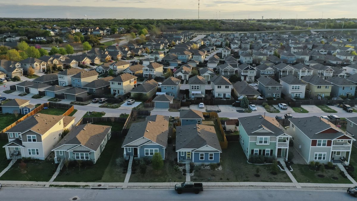 US houses are shrinking as inflation pushes ‘McMansions’ out of reach: Even in Texas, the American dream of home ownership is being downsized because of an affordability crisis dlvr.it/TK2tPG