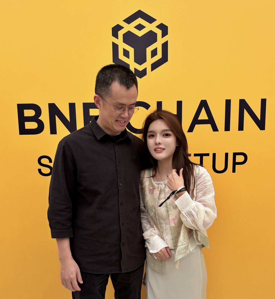 Cz <a href="/cz_binance/">CZ 🔶 BNB</a> 出息了

竟然也能跟我合影上了🐶