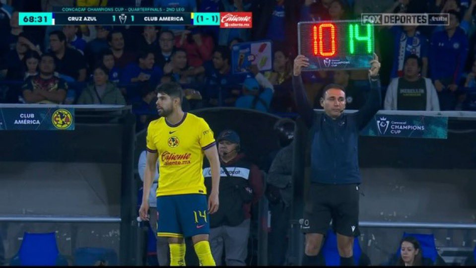 Javier_RubioA's tweet photo. Grandiosa estrategia de #Jardine, invitando a Cruz Azul a bombardear nuestro marco… Que grandioso DT regalando el partido jugando a defender un mediocre empate @ClubAmerica https://t.co/DFoqADmDxB