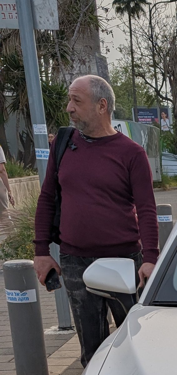 יוצא עכשיו מהרכבת, פוצצו לי את הפרצוף כי הייתי נציג הדתיים, ישב בקרון הראשון מישהו שהפריע לו שמתפללים ברכבת, ואני הייתי הדוס שישב בדיוק מולו, יכולתי להגיב, יכולתי להתגונן, אך כיוון שאני חמוש, כל תזוזה שלי הייתה נתקלת בשלילת הרשיון. אל תחשבו שההסתה נגד חרדים ונגד הדת תגמר רק