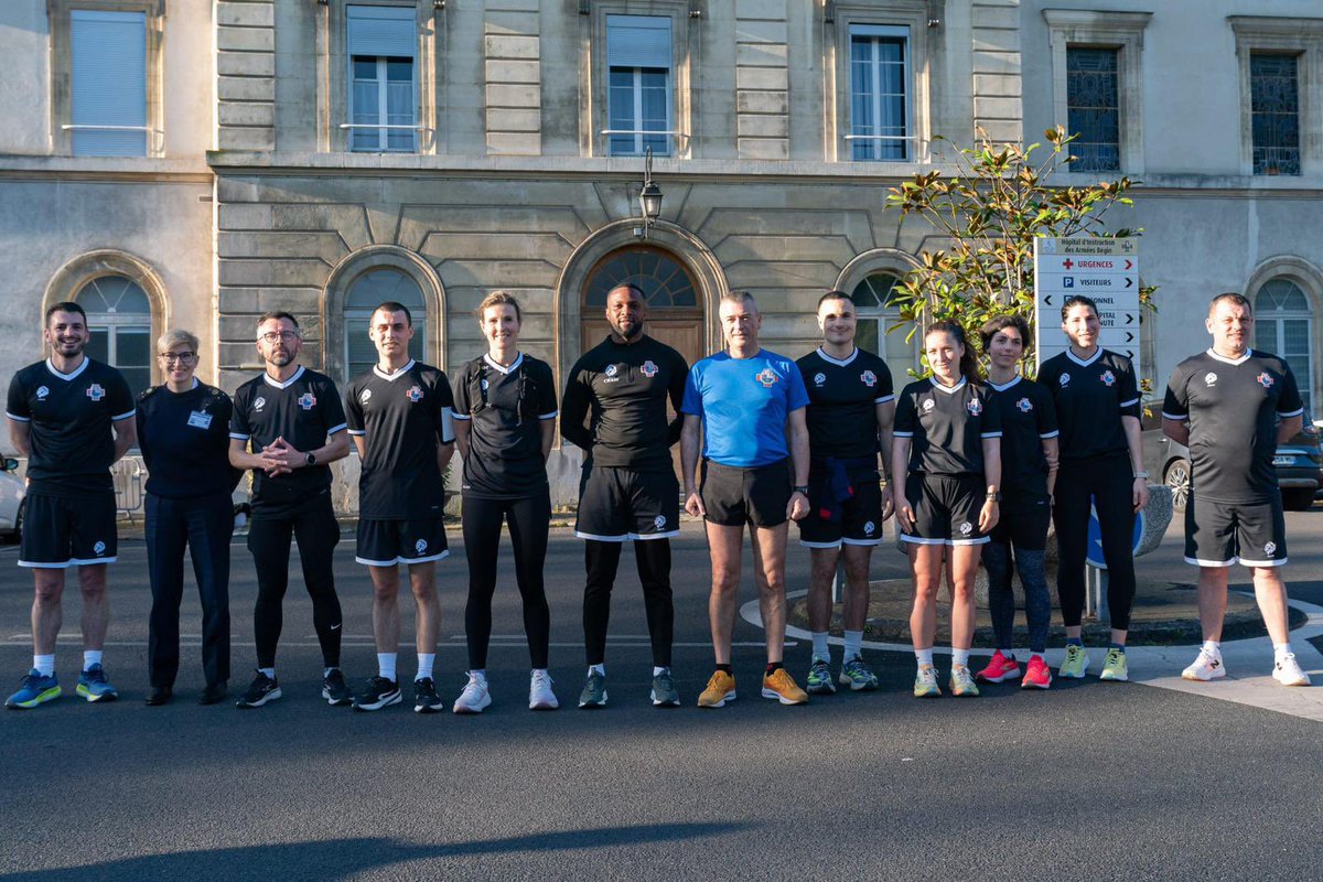 CEMA_FR's tweet photo. Footing avec une partie du personnel de l’hôpital d’instruction des armées Bégin. 

➡️ L’occasion de partager un moment avec le personnel de @santearmees, essentiels au succès de la mission et à la prise en charge de nos blessés. 

➡️ Le sport nous rassemble et porte nos valeurs : combativité, solidarité, dépassement de soi. En avant !