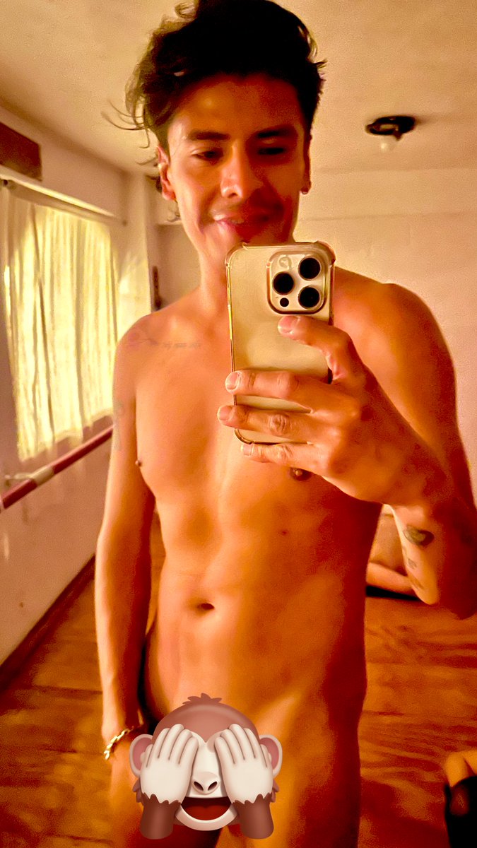 robyogamx's tweet photo. “Si este espejo hablara… te contaría en qué postura acabé.”

#YogaSinCensura #TantraUrbano #CDMXHot #DesnudezEspiritual #PostYogaGlow #CuerposReales #HombresQueSienten #ErotismoSagrado #SudorYPlacer #SinFiltro https://t.co/i1W2qIkUOt