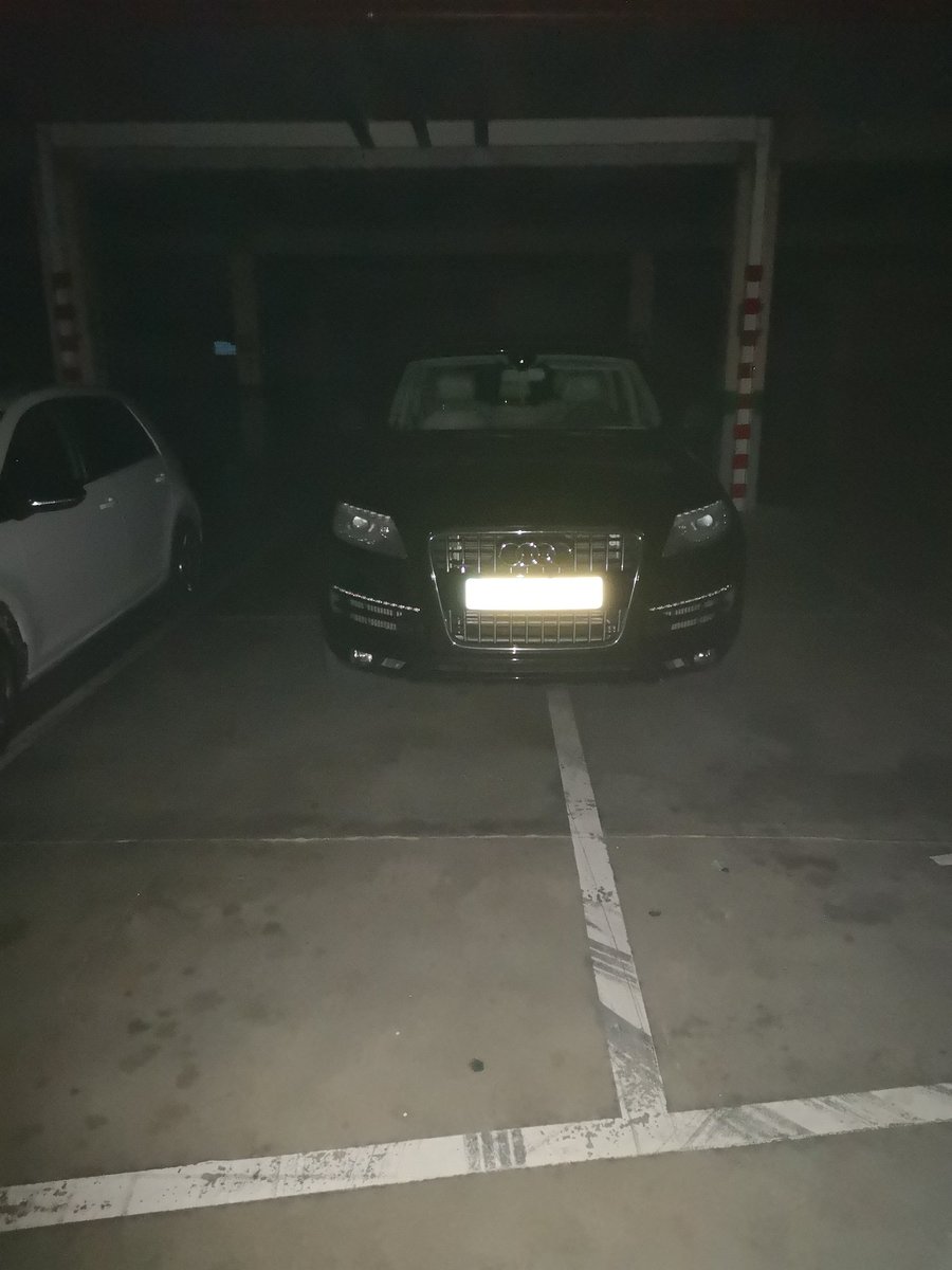 jorgelez's tweet image. Esto se llama.... imbécil. El tonto-listo del Audi que ocupa 4 plazas de parking para que nadie le dé con las puertas. Qué ganas de....