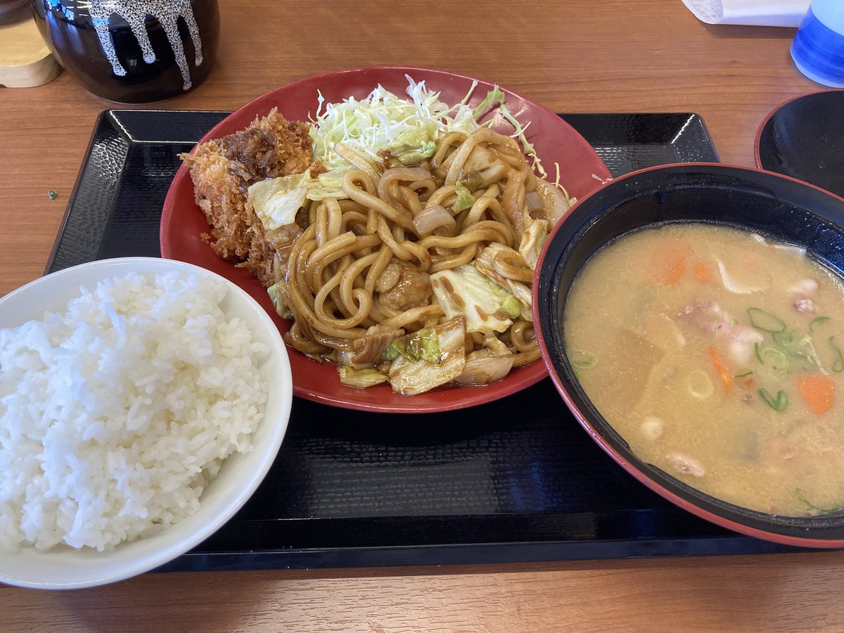 wawazeeeee's tweet photo. 今日はお休み。春の陽気に誘われてちょっとお出かけ。
今日のお昼はかつやさんにてホルモン焼きうどんとチキンカツ乗った定食頂きました。限定メニューあるとつい食べたくなっちゃう。
ぼちぼち帰ります。
#かつや https://t.co/sMZIMwdeZX