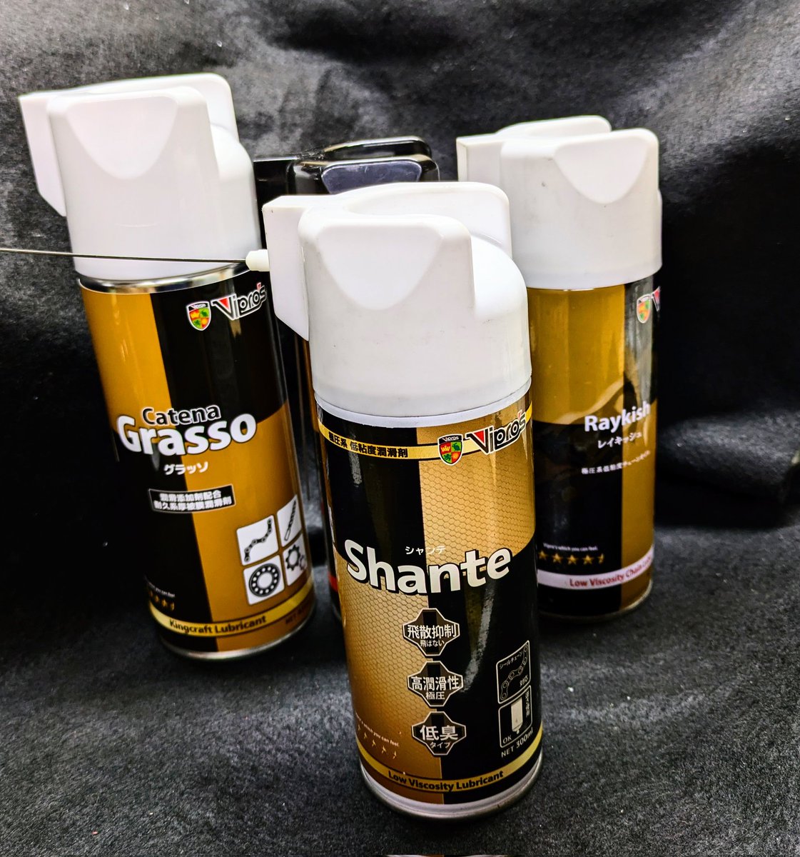 ViprosNet's tweet photo. 潤滑耐久性と防汚性のバランスが良い「シャンテ300ml 」
潤滑、耐久性に優れた「グレサージュ300ml」飛散しない汚れない「レイキッシュ300ml」の末弟的存在。耐久性はレイキッシュ以上グレサージュ未満、防汚性はグレサージュ以上レイキッシュ未満。低臭で使いやすく丁度良い「シャンテ300ml」 https://t.co/f1c9poaDGy
