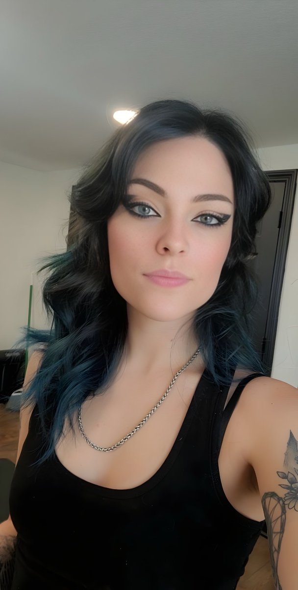 NaTnCaP's tweet photo. Goth girl shit. Hot girl shit. https://t.co/za4s5UUIII