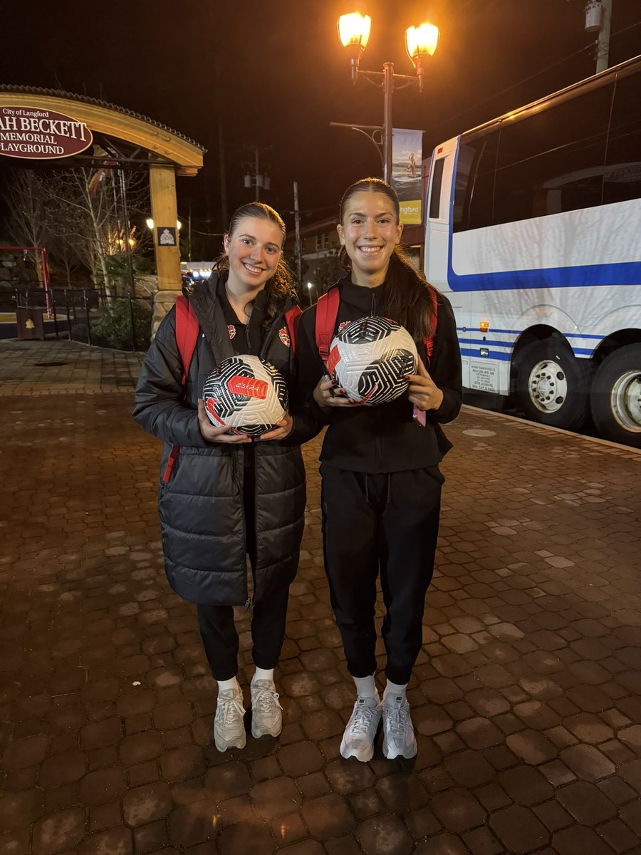 Our debutants ☺️

Congratulations Kayla and Holly!

Félicitations Kayla et Holly !

#CANWNT
