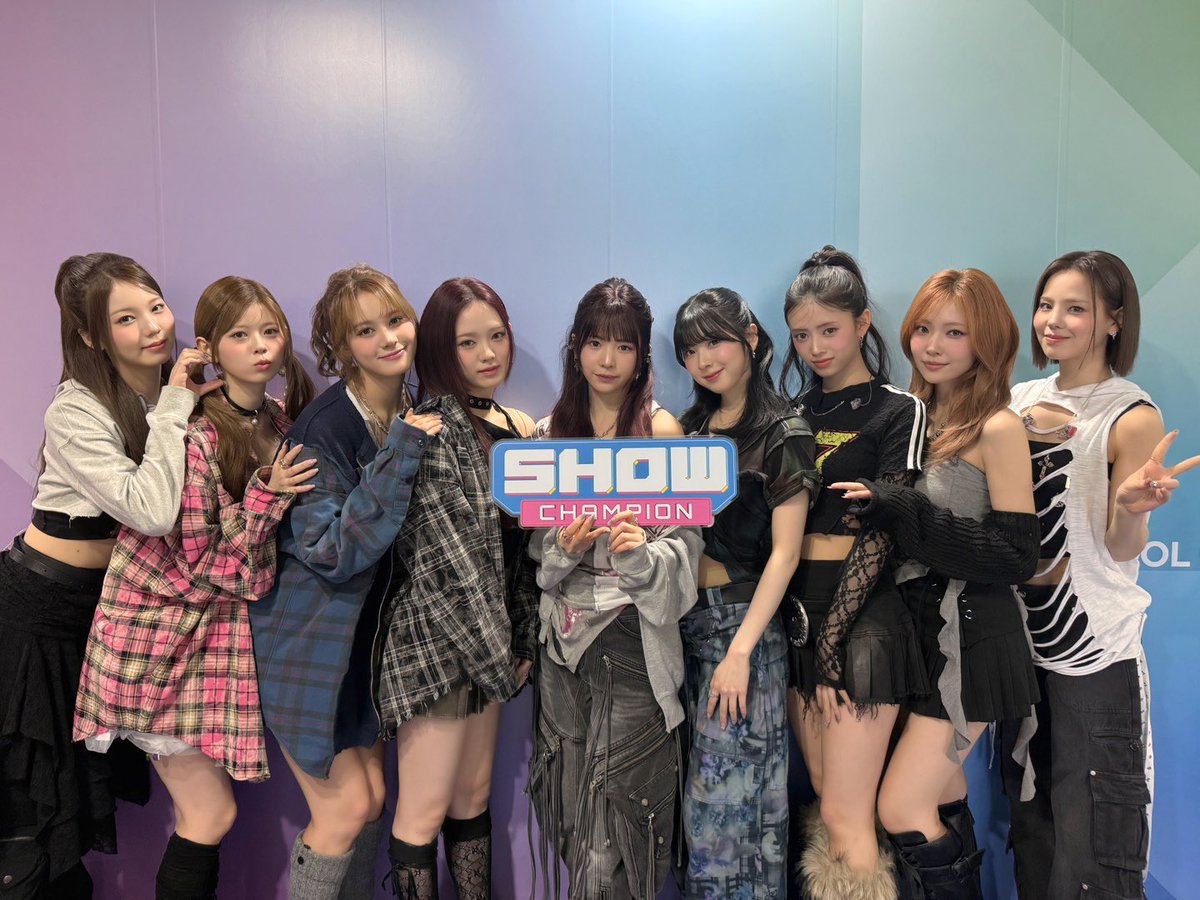 #NiziU 가 좋다 증후군
- 니쥬랑 #LOVELINE 이 연결되어 있다고 믿음
- 하루 종일 #니쥬 생각하느라 다른 일 집중력 저하
- 수록곡 최초 공개하는 #쇼챔피언 기다리다 목 빠짐

내가 위쥬였으면 진짜.. 니쥬 너무너무 예뻐서
진짜 운명이라고 믿었을 듯.. 🧶 (ᴗ͈ˬᴗ͈)ഒ ♡ 

#만약이라는건없어 니쥬랑