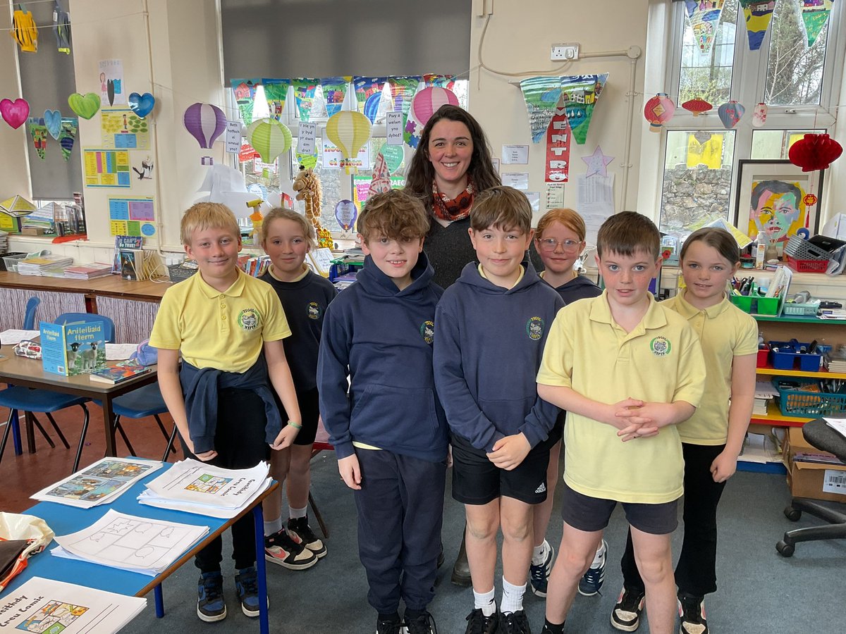 YsgolNefyn's tweet photo. Diolch Elen am ddod draw atom i gynnal sesiwn ysgrifennu creadigol. Pawb wedi mwynhau ac wedi cael blas ar fod yn awduron y dyfodol!✏️📝 https://t.co/UDOp0gh6kd
