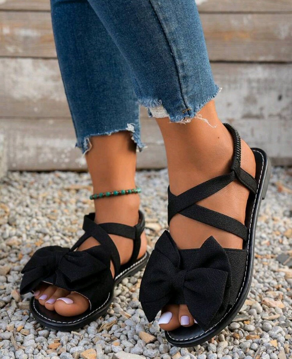 Ultimate_queen7's tweet photo. Réveil de déesse 🔥 j'ai des envies de chaussures ,donc je veux un clébard qui raque pour : 
- nouvelles claquettes pour la maison :+8 euros 
-des sandales été+10 euros 
-des baskets été +15 euros 🫰 
Une croquette avec les chaussures portées pour les good boys 🐕🔥 https://t.co/1J38u31fzh