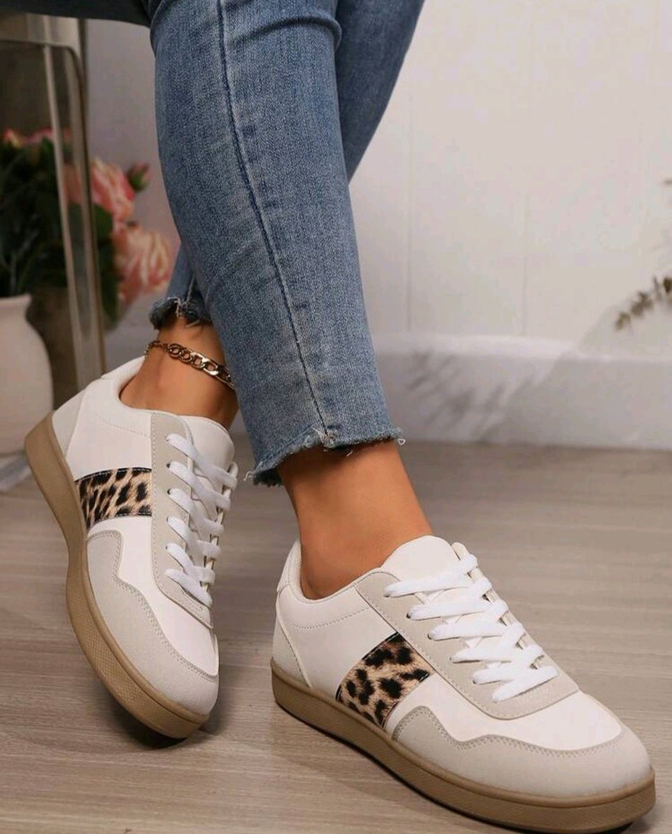 Ultimate_queen7's tweet photo. Réveil de déesse 🔥 j'ai des envies de chaussures ,donc je veux un clébard qui raque pour : 
- nouvelles claquettes pour la maison :+8 euros 
-des sandales été+10 euros 
-des baskets été +15 euros 🫰 
Une croquette avec les chaussures portées pour les good boys 🐕🔥 https://t.co/1J38u31fzh