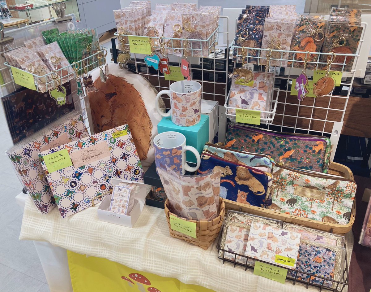 そして、告知遅れました💦今年も #いきものづくし名古屋 参加させていただいております！
エスカレーターあがってすぐの机の裏側です🦊
ネコカのミラーとマルチクリーナーが🆕です🦁

また時間できた時にぼちぼちグッズ紹介します…！きつねクッションあります🦊✨