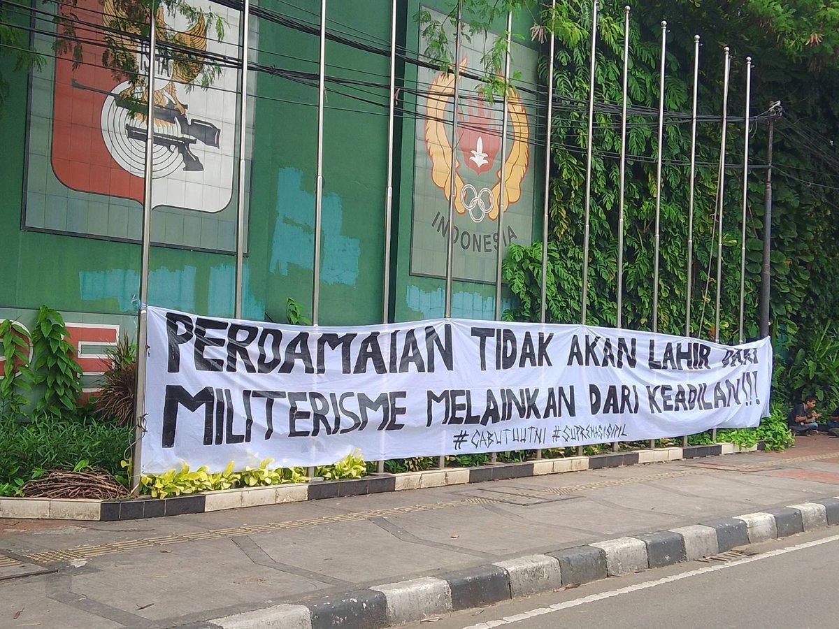 barengwarga's tweet photo. ❗❗PERDAMAIAN TIDAK AKAN LAHIR DARI MILITERISME MELAINKAN DARI KEADILAN!!❗❗

📍Senayan, 9 April 2025

#SupremasiSipil 
#CabutUUTNI https://t.co/TSHUpVzC3Y