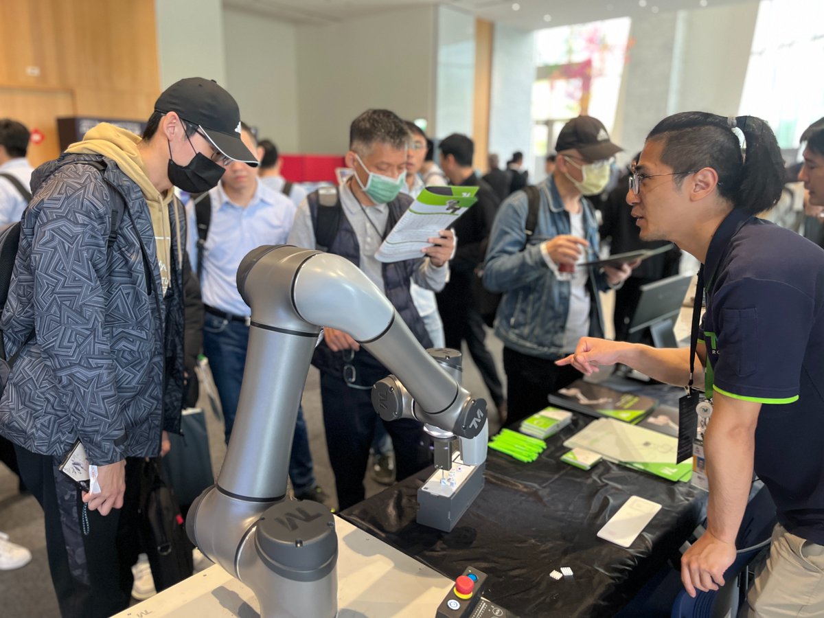 techmanrobot's tweet image. 🎉 AI 機器人產業論壇 圓滿落幕! 🎉
感謝 David 精彩分享,深入解析 AI 視覺辨識 在智慧製造中的實際應用。
透過內建視覺的 TM AI Cobot,我們展現了協作型機器人如何因應人力挑戰、加速數位轉型,
協助企業邁向 AI 智慧製造,提升效率、打造未來產線!
#TM #tmrobot #techmanrobot #AI #TMAICOBOT