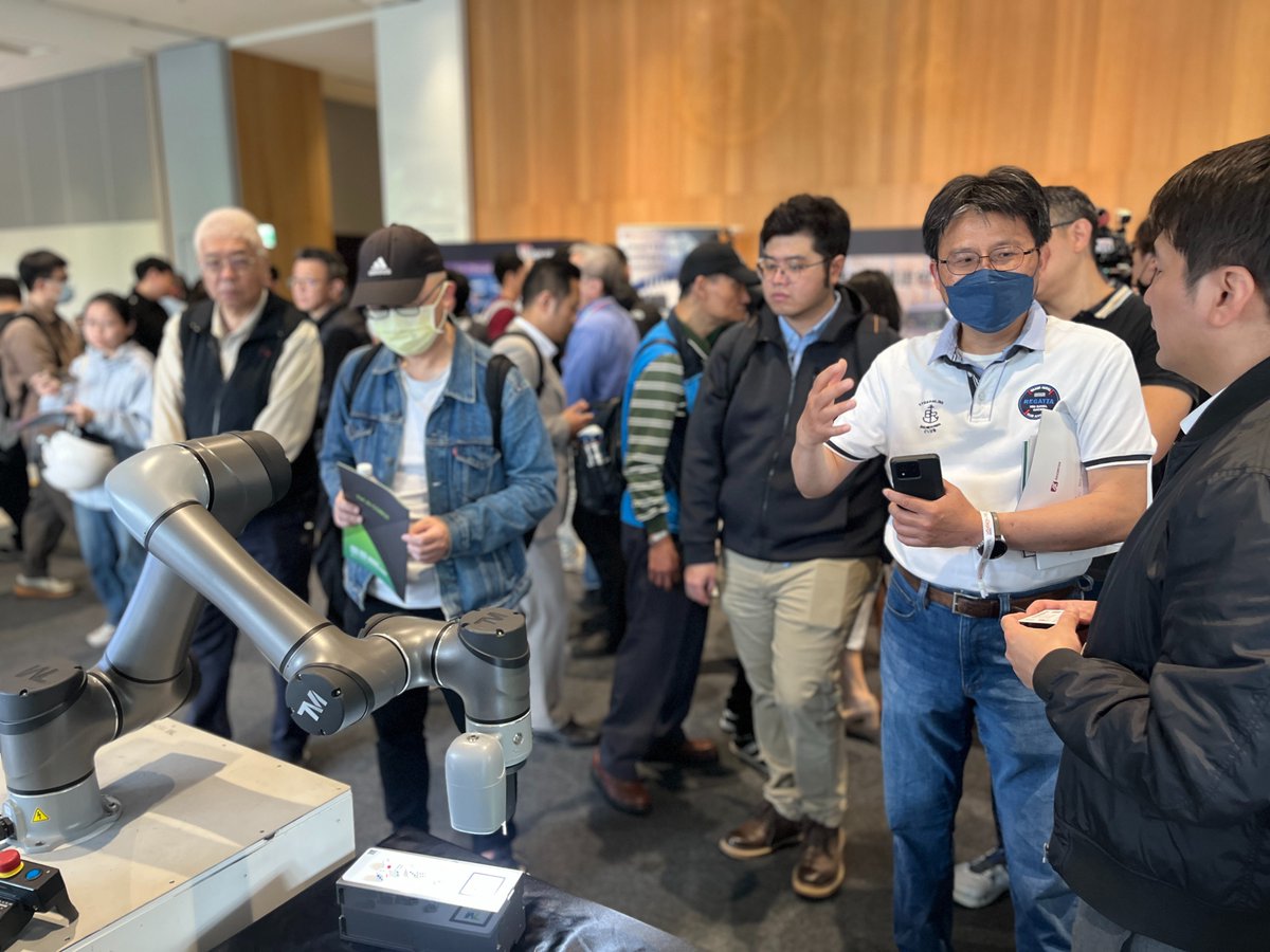 techmanrobot's tweet image. 🎉 AI 機器人產業論壇 圓滿落幕! 🎉
感謝 David 精彩分享,深入解析 AI 視覺辨識 在智慧製造中的實際應用。
透過內建視覺的 TM AI Cobot,我們展現了協作型機器人如何因應人力挑戰、加速數位轉型,
協助企業邁向 AI 智慧製造,提升效率、打造未來產線!
#TM #tmrobot #techmanrobot #AI #TMAICOBOT