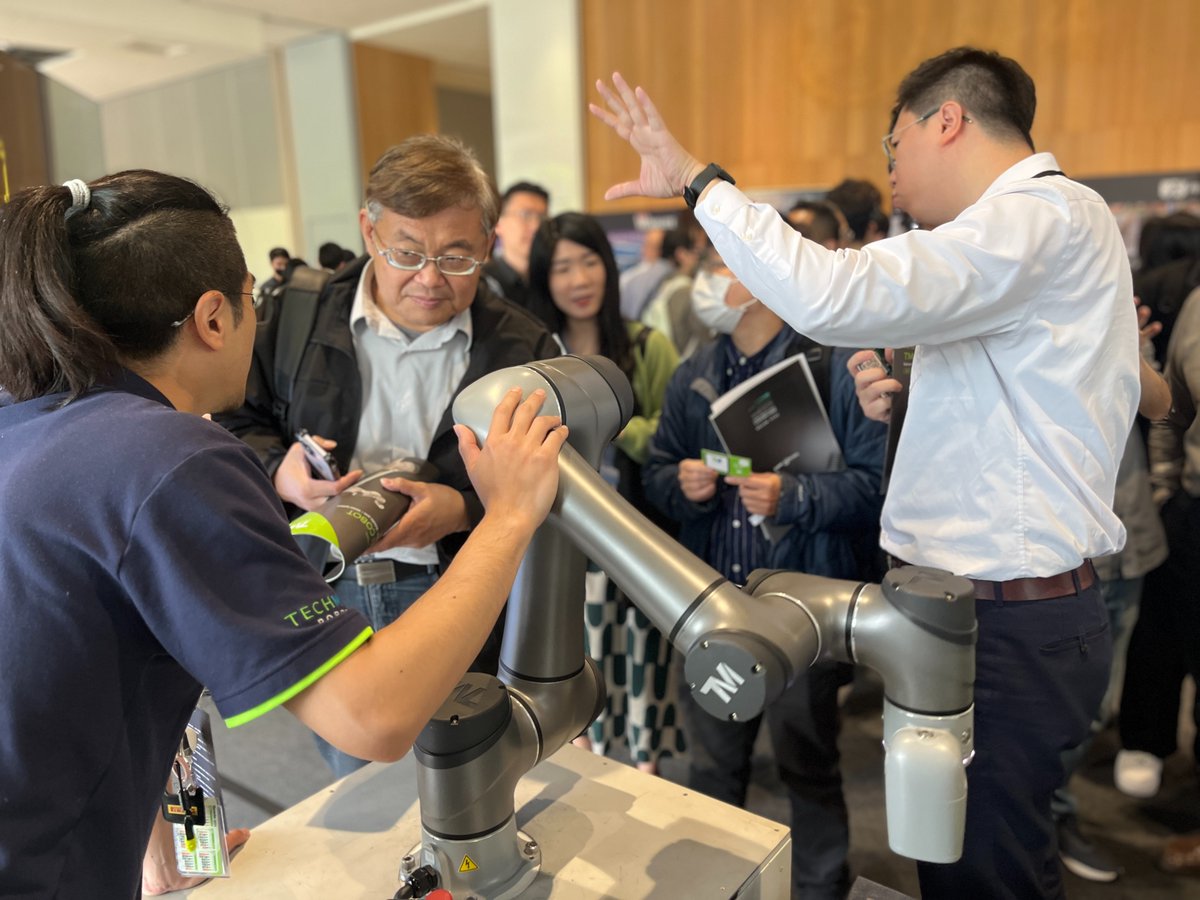 techmanrobot's tweet image. 🎉 AI 機器人產業論壇 圓滿落幕! 🎉
感謝 David 精彩分享,深入解析 AI 視覺辨識 在智慧製造中的實際應用。
透過內建視覺的 TM AI Cobot,我們展現了協作型機器人如何因應人力挑戰、加速數位轉型,
協助企業邁向 AI 智慧製造,提升效率、打造未來產線!
#TM #tmrobot #techmanrobot #AI #TMAICOBOT